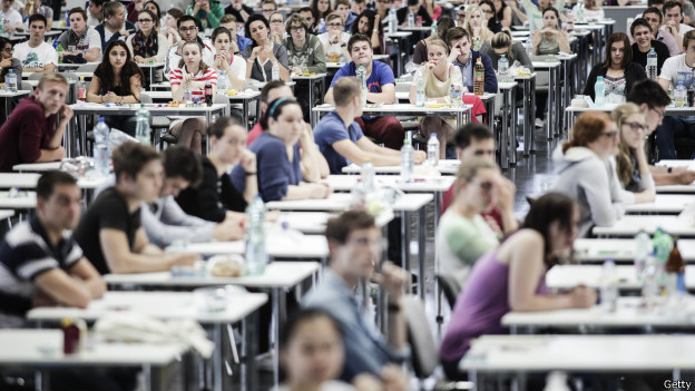 學生當心！部分英國大學“擅改課程內容”