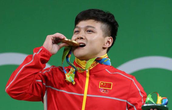 為何奧運選手愛咬金牌？